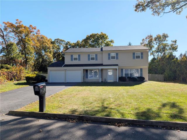  4 BR,  3.00 BTH &nbsp;Colonial style home in Selden