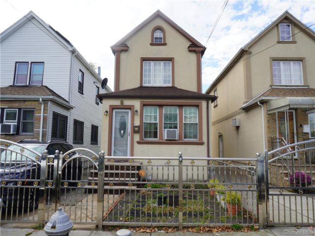  3 BR,  1.00 BTH &nbsp;Colonial style home in Jamaica