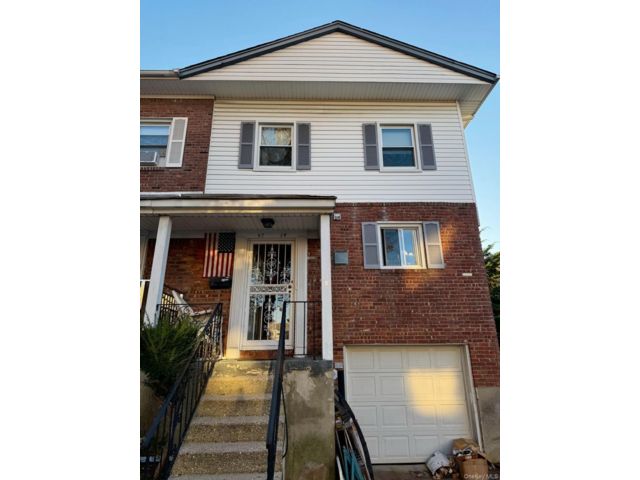  3 BR,  3.00 BTH &nbsp;Split level style home in Oakland Gardens