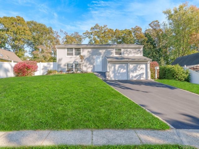  4 BR,  2.00 BTH &nbsp;Split level style home in Islandia
