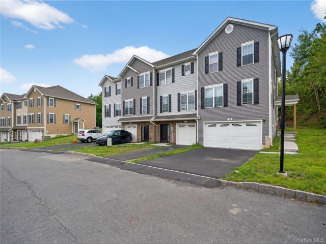  3 BR,  4.00 BTH &nbsp;House style home in New Windsor