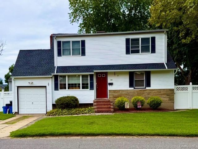 4 BR,  2.00 BTH &nbsp;Exp cape style home in Deer Park