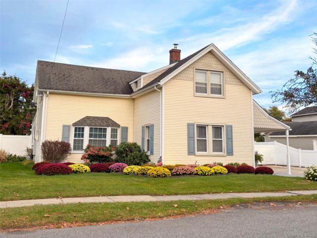  4 BR,  2.00 BTH &nbsp;Farmhouse style home in Islip