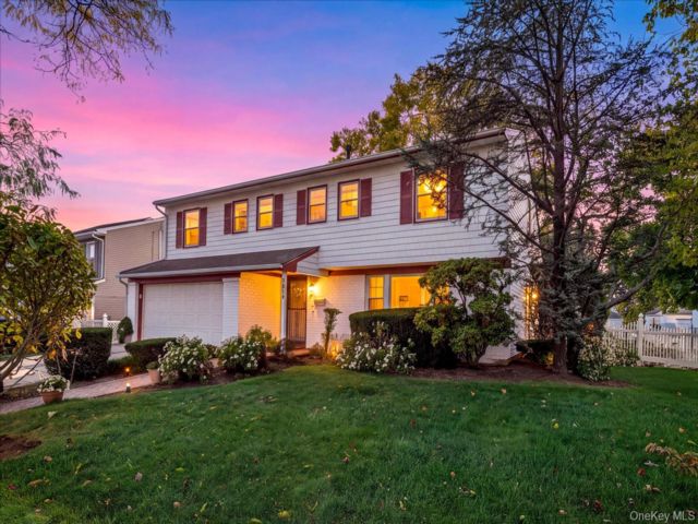  3 BR,  3.00 BTH &nbsp;Split level style home in North Bellmore