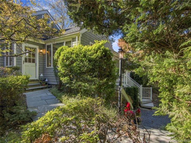  4 BR,  4.00 BTH &nbsp;Exp cape style home in Setauket