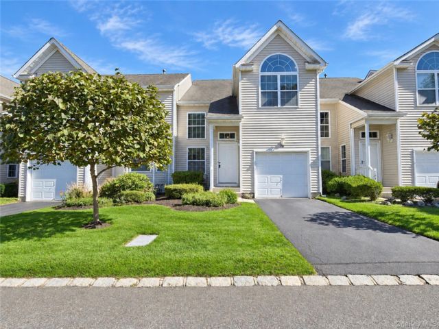  3 BR,  3.00 BTH &nbsp;Condo style home in Medford