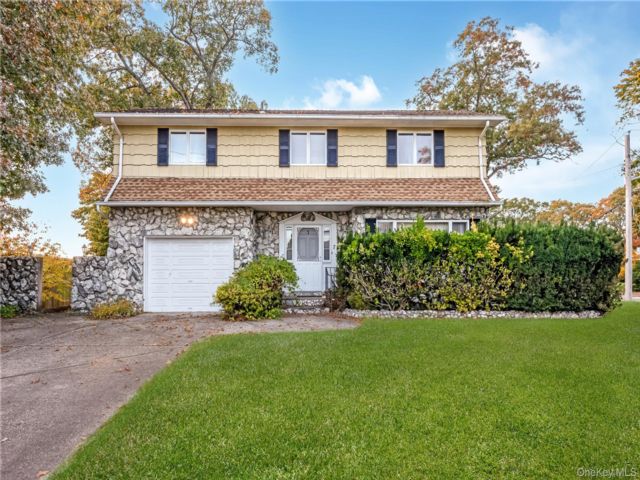  5 BR,  5.00 BTH &nbsp;Splanch style home in Smithtown