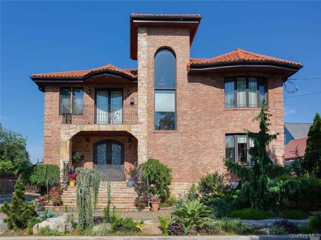  3 BR,  3.00 BTH &nbsp;Mediterranean style home in College Point