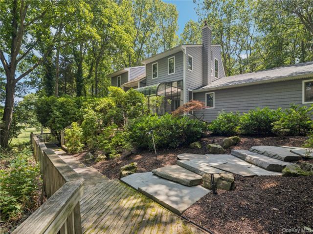  4 BR,  4.00 BTH &nbsp;Colonial style home in Port Jefferson