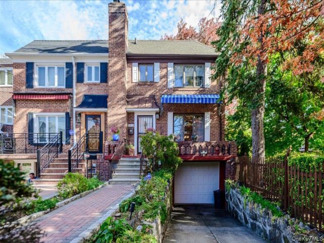  3 BR,  3.00 BTH &nbsp;Colonial style home in Pilgrim