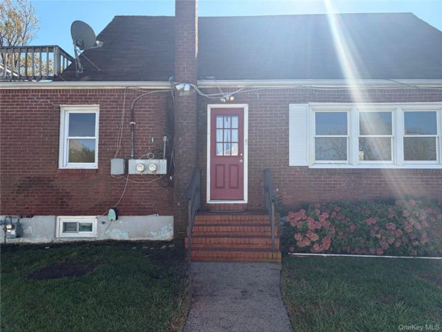  1 BR,  1.00 BTH &nbsp;Cape cod style home in Long Beach