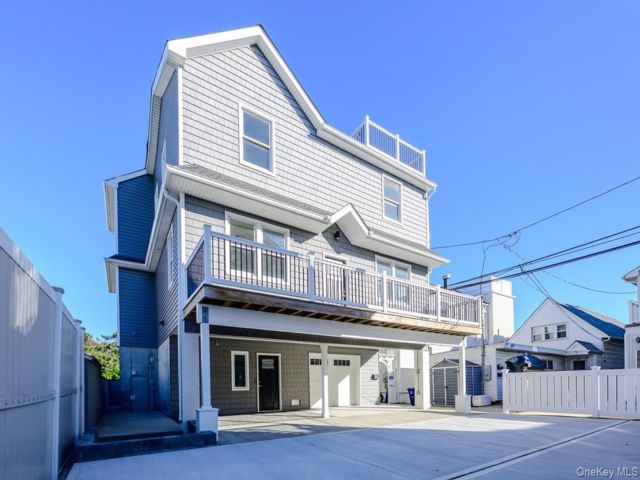  4 BR,  2.00 BTH &nbsp;Contemporary style home in Long Beach