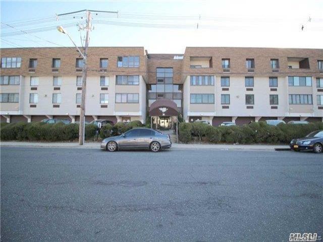  2 BR,  2.00 BTH &nbsp;Mid rise style home in Freeport