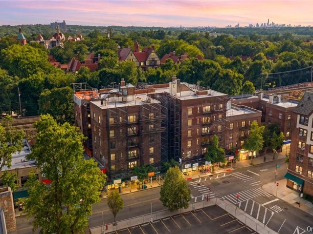  1 BR,  1.00 BTH &nbsp;Mid rise style home in Forest Hills