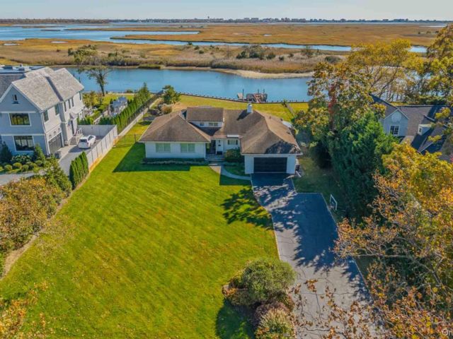  4 BR,  3.00 BTH &nbsp;Exp ranch style home in Hewlett Neck