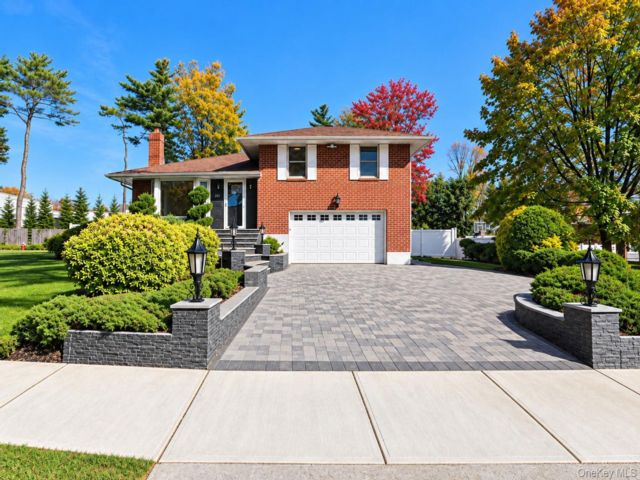  4 BR,  3.00 BTH &nbsp;Split level style home in Syosset
