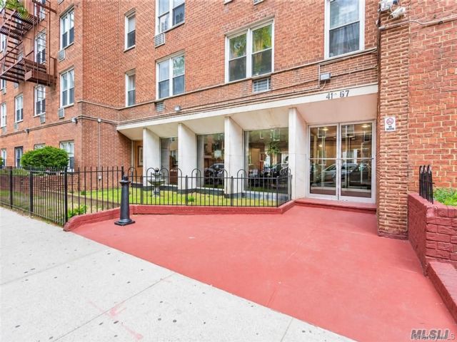 1 BR,  1.00 BTH &nbsp;Garden style home in Elmhurst