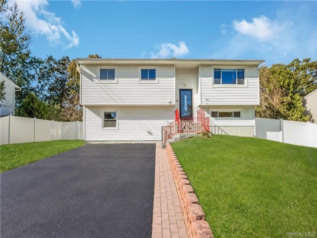  5 BR,  3.00 BTH &nbsp;Hi ranch style home in Selden