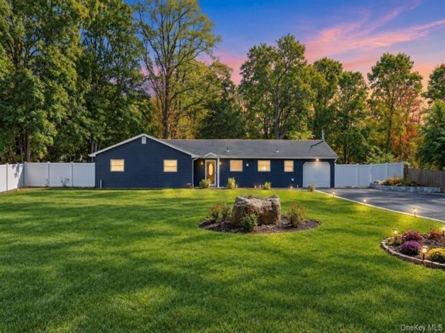  4 BR,  2.00 BTH &nbsp;Ranch style home in Coram