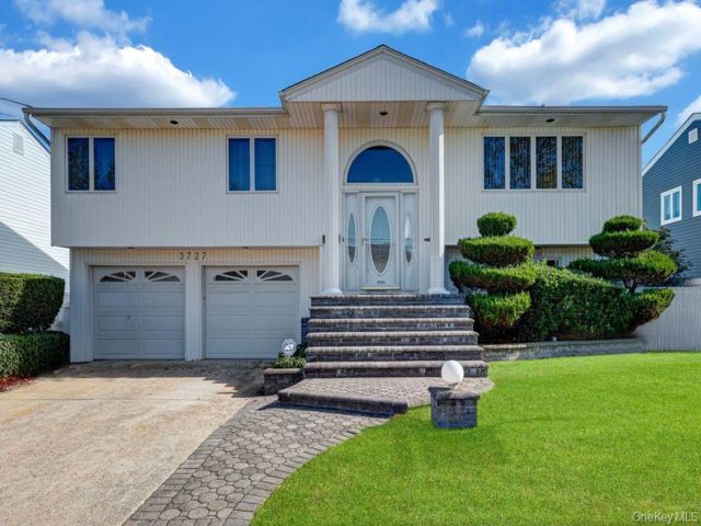  4 BR,  3.00 BTH &nbsp;Hi ranch style home in Oceanside