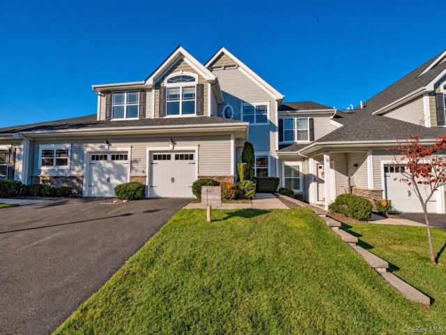  3 BR,  3.00 BTH &nbsp;Condo style home in Coram