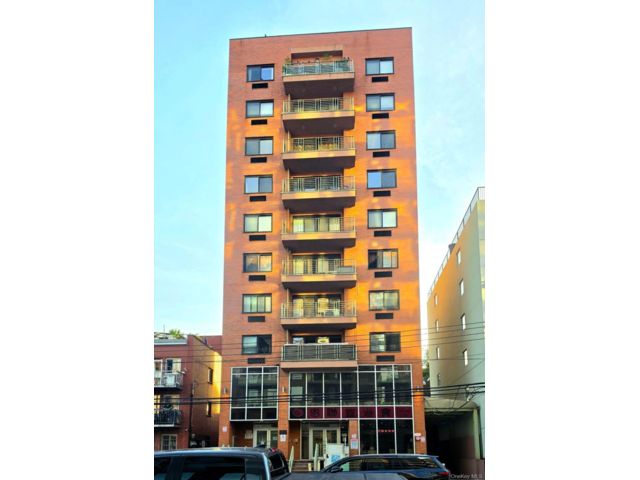  2 BR,  2.00 BTH &nbsp;Mid rise style home in Flushing
