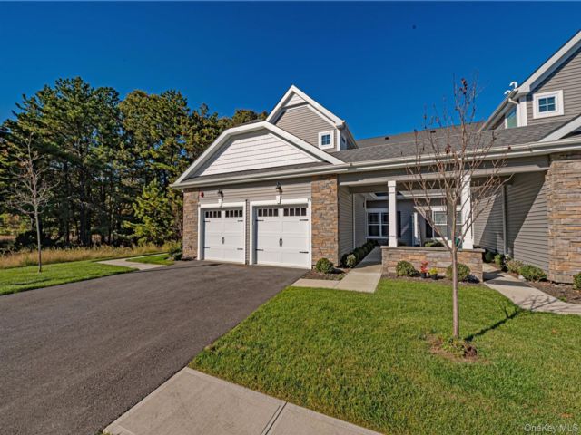  2 BR,  2.00 BTH &nbsp;Condo style home in Coram