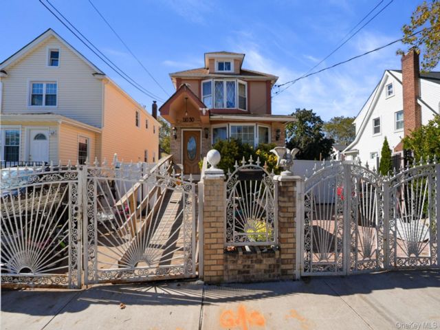  4 BR,  4.00 BTH &nbsp;Colonial style home in Queens Village