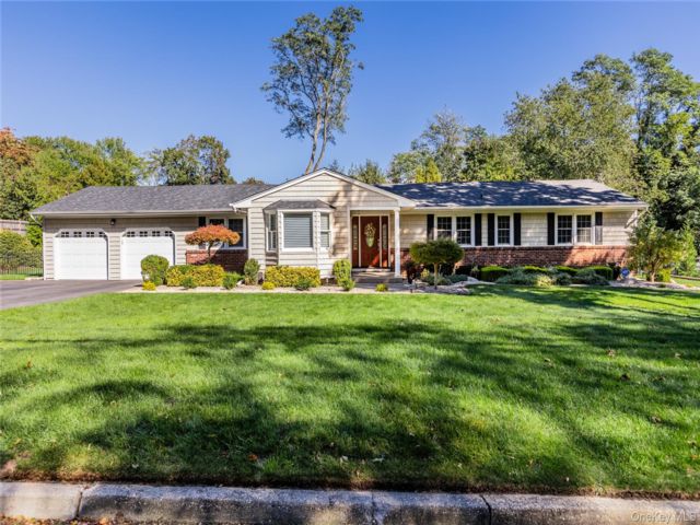  4 BR,  3.00 BTH &nbsp;Ranch style home in Setauket