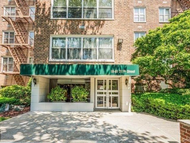  1 BR,  1.00 BTH &nbsp;Mid rise style home in Bayside