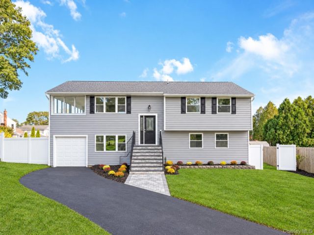 5 BR,  2.00 BTH &nbsp;Hi ranch style home in Ronkonkoma