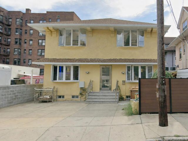  2 BR,  1.00 BTH &nbsp;Colonial style home in Brighton Beach