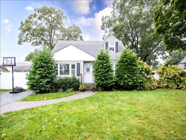  5 BR,  2.00 BTH &nbsp;Cape cod style home in Lindenhurst