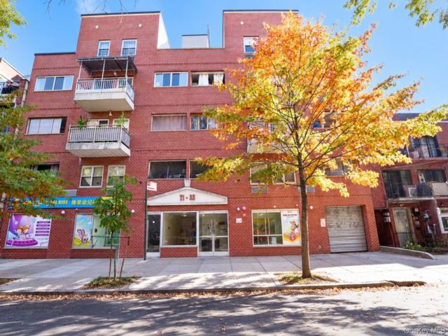  2 BR,  2.00 BTH &nbsp;Mid rise style home in Fresh Meadows