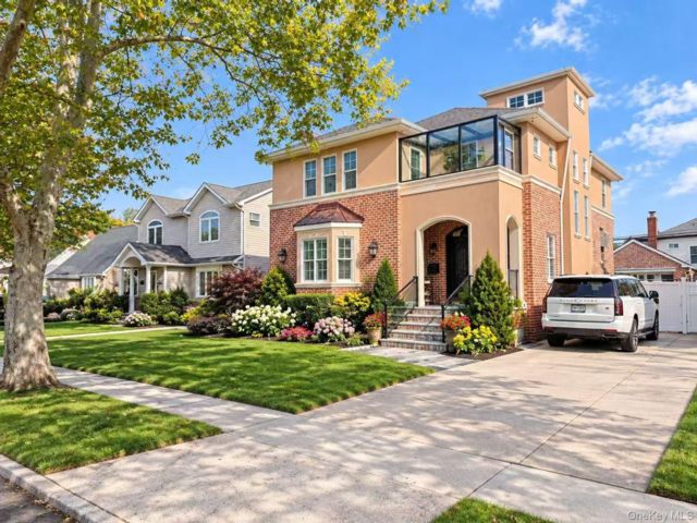  4 BR,  4.00 BTH &nbsp;Contemporary style home in Bayside
