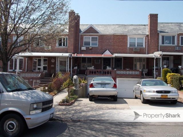  2 BR,  1.00 BTH &nbsp;Colonial style home in Middle Village