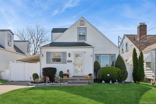  4 BR,  1.00 BTH &nbsp;Cape cod style home in West Hempstead