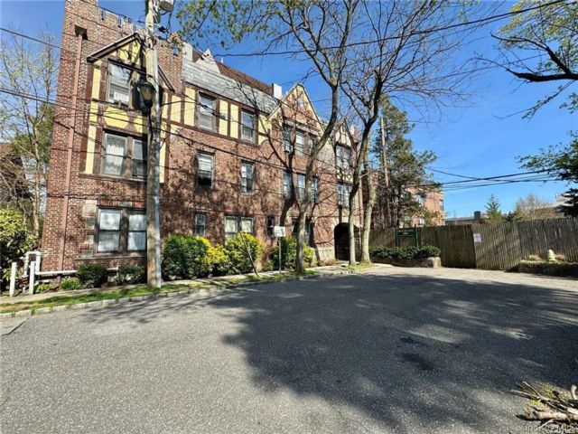  1 BR,  1.00 BTH &nbsp;Mid rise style home in Great Neck