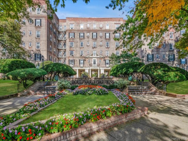  1 BR,  1.00 BTH &nbsp;Garden style home in Woodside