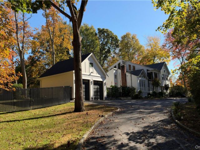  3 BR,  3.00 BTH &nbsp;Craftsman style home in Dix Hills