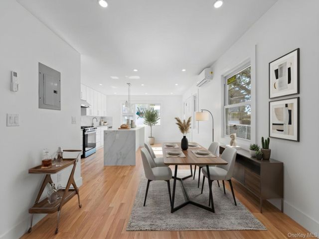  3 BR,  4.00 BTH &nbsp;House style home in Whitestone