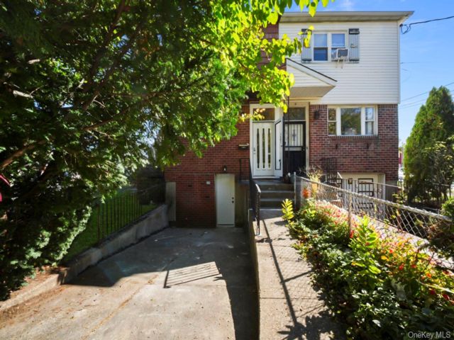  3 BR,  3.00 BTH &nbsp;House style home in Canarsie