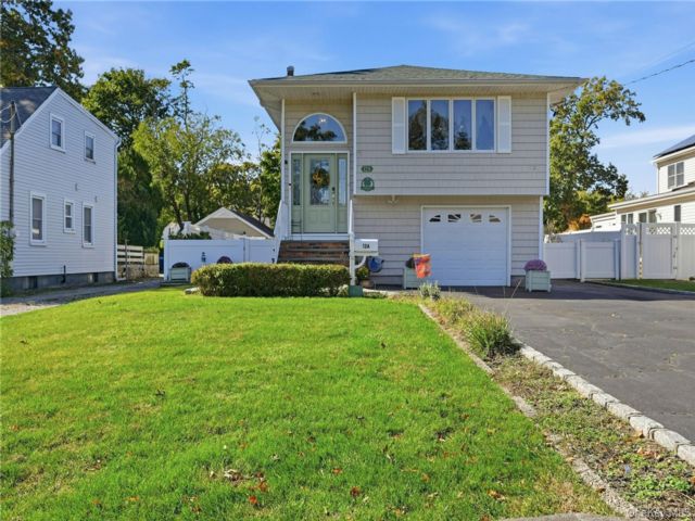  4 BR,  2.00 BTH &nbsp;Hi ranch style home in East Islip
