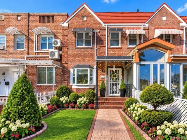  3 BR,  2.00 BTH &nbsp;House style home in East Elmhurst