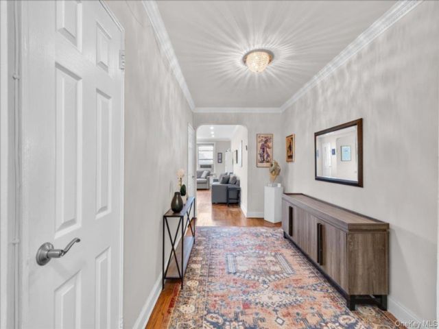  2 BR,  1.00 BTH &nbsp;Mid rise style home in Forest Hills