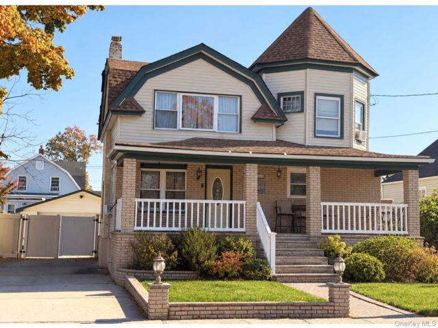  5 BR,  3.00 BTH &nbsp;House style home in Freeport