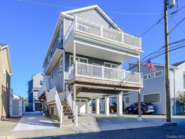  4 BR,  4.00 BTH &nbsp;House style home in Long Beach