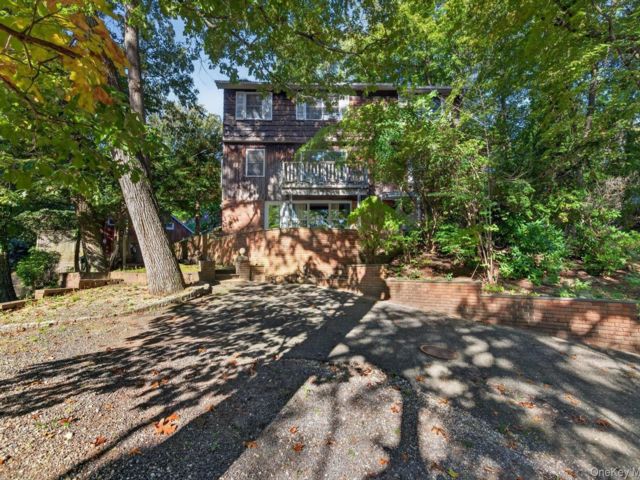  5 BR,  4.00 BTH &nbsp;Other style home in Centerport