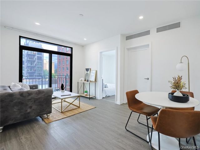  2 BR,  1.00 BTH &nbsp;Mid rise style home in Woodside