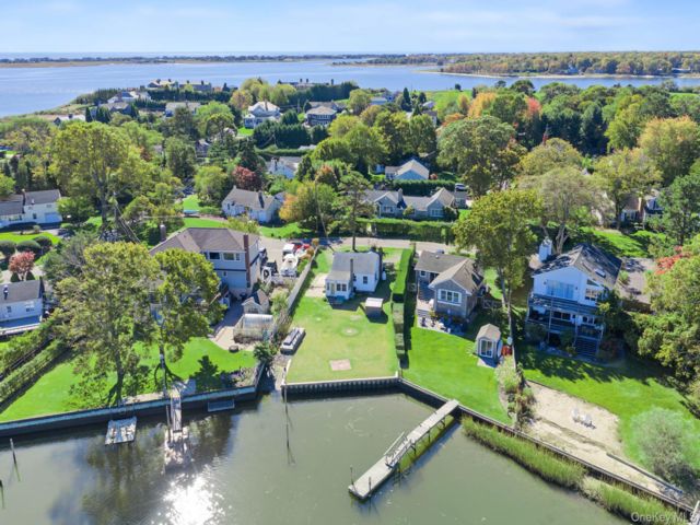  2 BR,  1.00 BTH &nbsp;Traditional style home in East Quogue